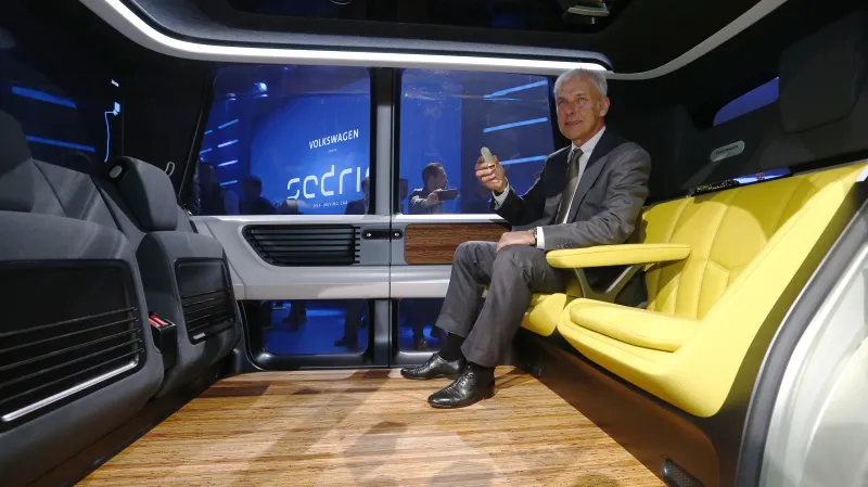 Šéf VW Matthias Müller uvnitř konceptu vozu Sedric