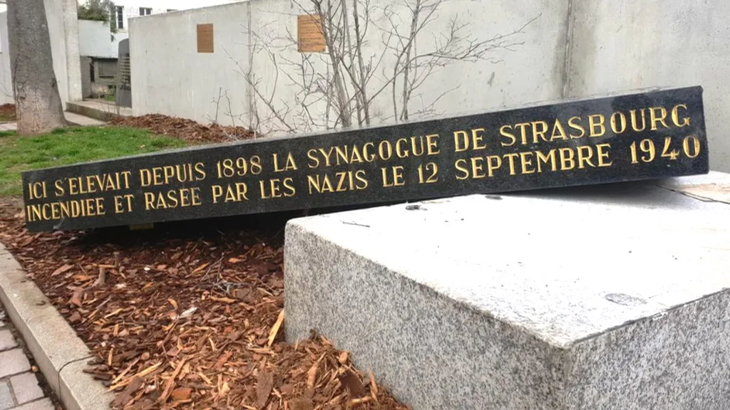 Poškozený památník synagogy ve Štrasburku
