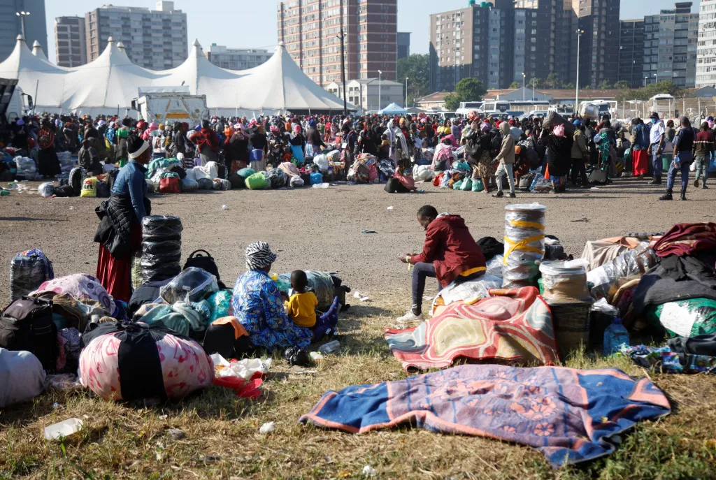 Xenofobní protesty už v JAR v minulosti vedly k násilí proti imigrantům a k ničení jejich majetků a pachatelé většinou nerozlišovali mezi tím, zda migranti v zemi pobývají legálně. Většina cizinců si tedy ultimátum vyložila jako hrozbu násilí a obává se o svůj život