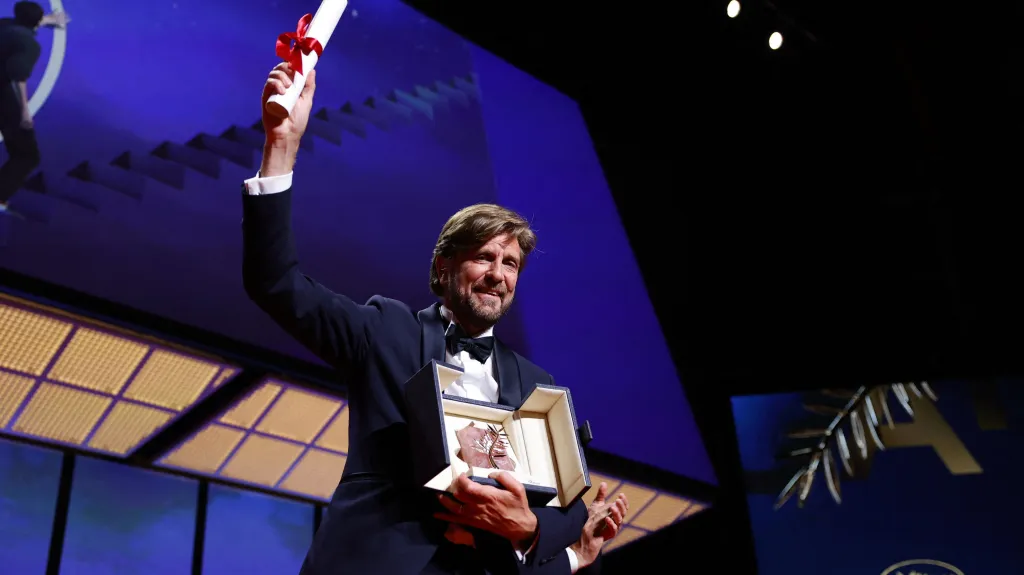 Režisér Ruben Östlund při přebírání Zlaté palmy