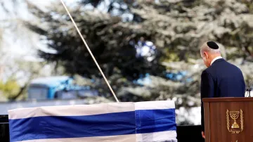 Smuteční průvod Peresovy rodiny se vydal od Knessetu na Herzlovu horu