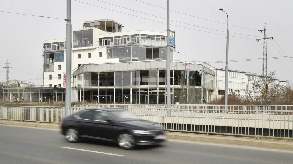 Budova bývalého autosalonu Carimex v Plzni