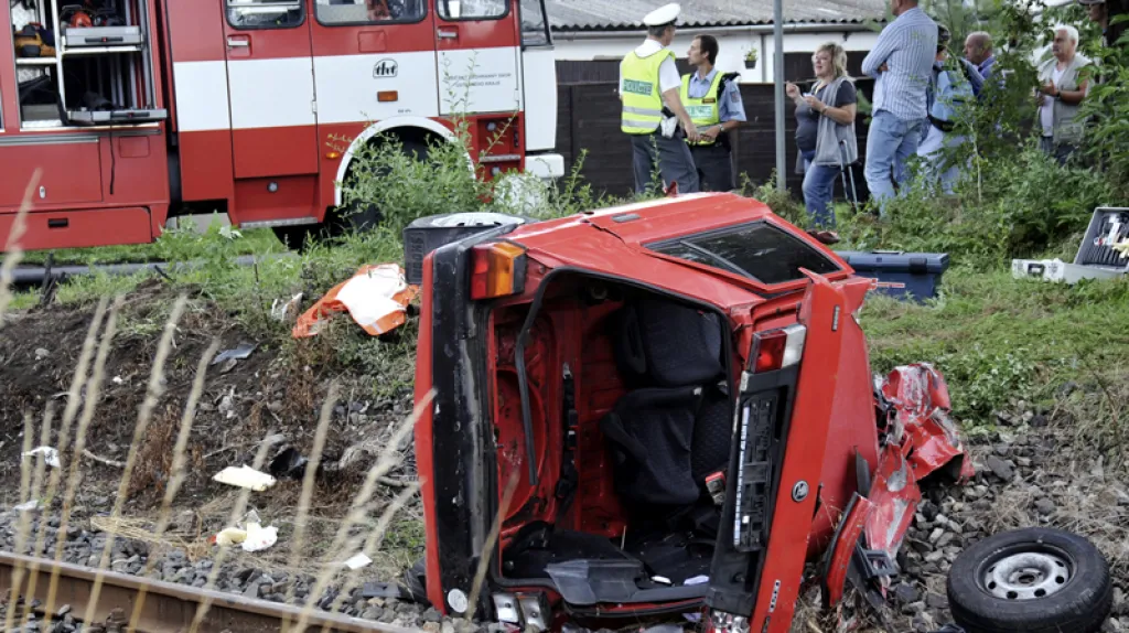 Osobní auto po srážce s vlakem