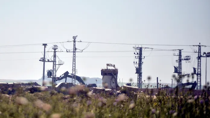 Izraelské stroje likvidují podzemní tunely na svých hranicích s Gazou