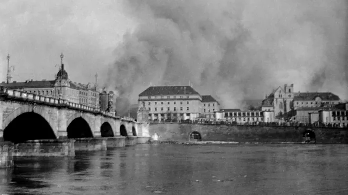 Praha po bombardování 14. února 1945. Pohled z Mozartova mostu (nyní Palackého mostu) na klášter Emauzy