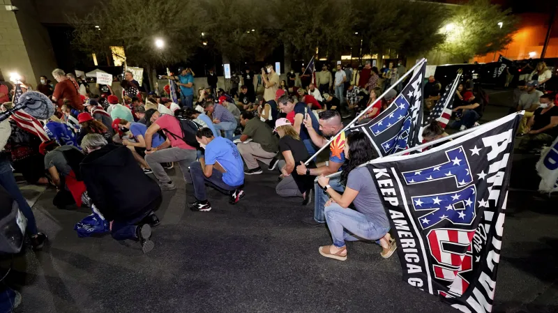 Demostrace před volební místností ve Phoenixu.