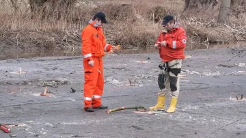 Pyrotechnici připravují odstřel ledu