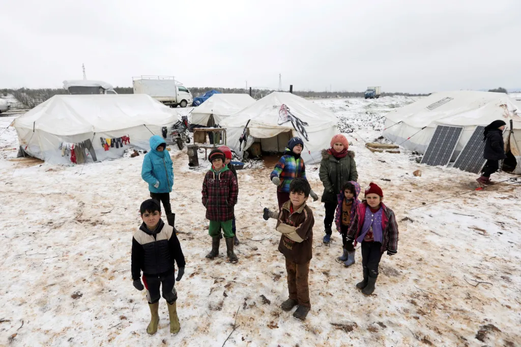 Dětští uprchlíci ve vlastní zemi stojí na sněhu v provizorním kempu blízko syrského Azazu