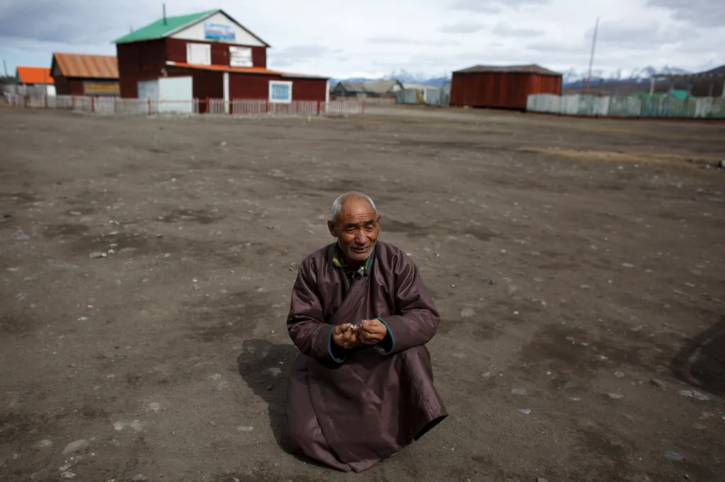 Purevjav Roslov je bývalý pastevec žijící na severu Mongolska u jezera Chövsgöl núr. Tradiční kočovný chov sobů mu ale k živobytí nestačil, a tak si začal přivydělávat výrobou šperků z vlčích kostí. Zabíjením vlků podle něj chrání i sobí stáda svých přátel.