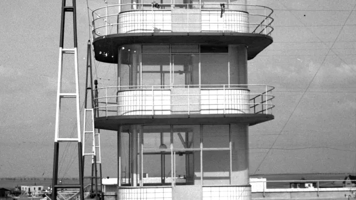 Věž "starého" ruzyňského letiště krátce po otevření v roce 1937