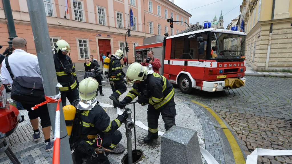 Cvičení hasičů v Českém muzeu hudby na Malé Straně