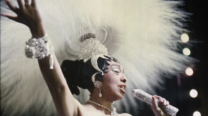 Josephine Bakerová během vystoupení v Paříži v roce 1957