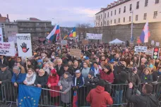 „Vylezte, zbabělci.“ Před slovenským parlamentem se sešel protest proti změnám v trestním právu