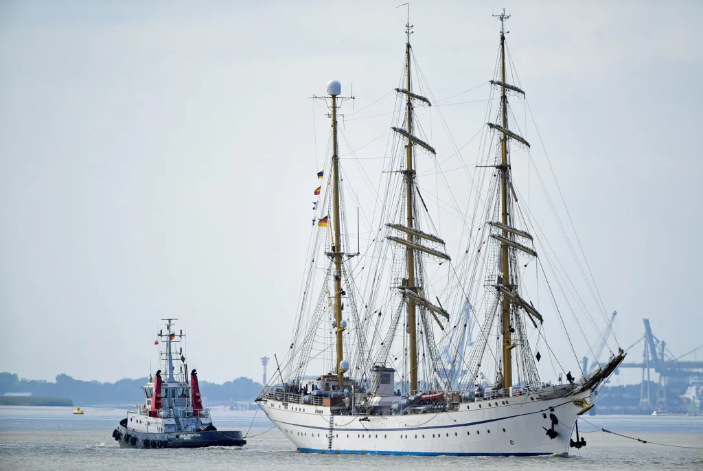 Rekonstrukce cvičného plavidla „Gorch Fock“ německého námořnictva je terčem kritiky. Práce na lodi trvají již šest let a při poslední cvičné plavbě v uplynulém týdnu došlo k vážné poruše, po níž musela být loď odtažena do přístavu. Nespokojení Němci mluví o neúměrném zvyšování nákladů a kritizují plýtvání veřejnými prostředky