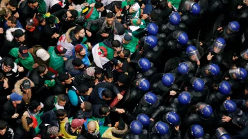 Protesty v Alžírsku sílí