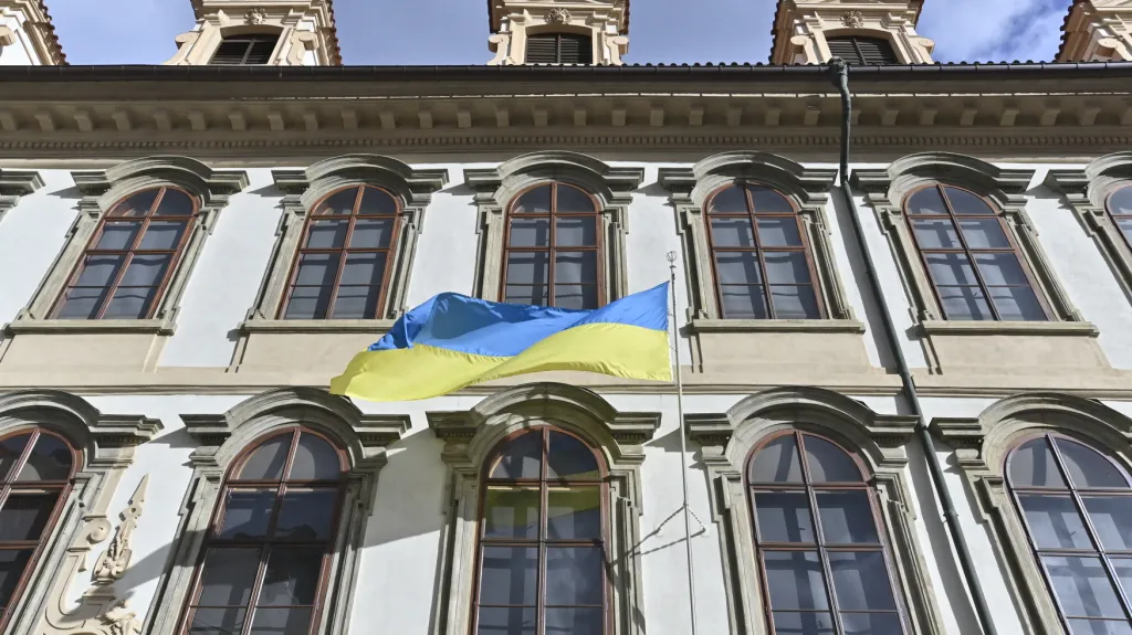Ukrajinská vlajka na sídle Senátu