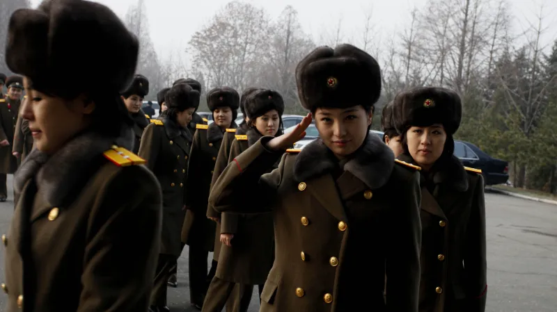 Členky kapely Moranbong při odjezdu z Pchjongjangu do Pekingu