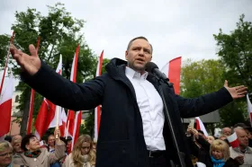 Jak se dostal k bytu? Polskou kampaň ovládla kauza opozičního kandidáta