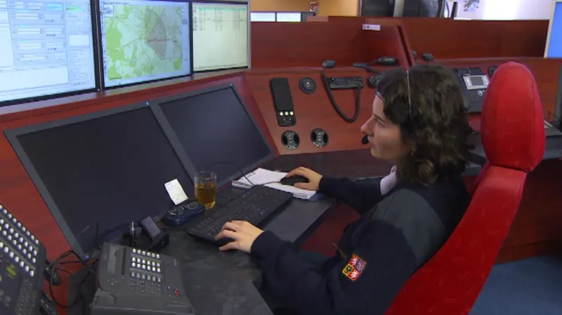 Operátorka tísňové linky hasičů