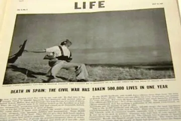 Slavný snímek padajícího vojáka byl zřejmě podvrh