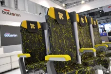 Létání vestoje? Italská firma představila nová sedadla do letadel, kde cestující téměř stojí
