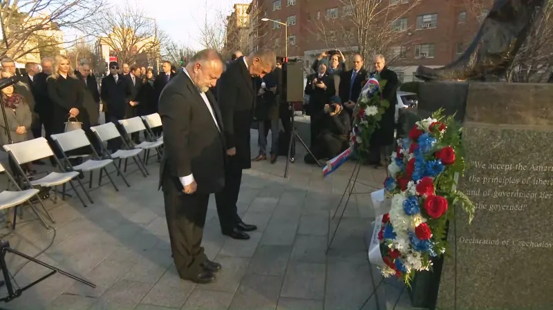 Andrej Babiš a Hynek Kmoníček před sochou TGM ve Washingtonu