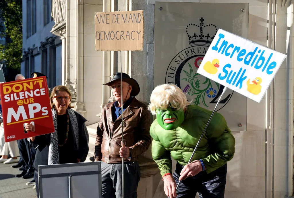 Muž převlečený jako Boris „Hulk“ Johnson se objevil na demonstraci před soudem v Londýně, který řeší oprávněnost přerušení zasedání britského parlamentu v souvislosti s brexitem