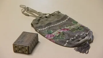 Podobnou kabelku nosily v 19. století bohaté měšťanky