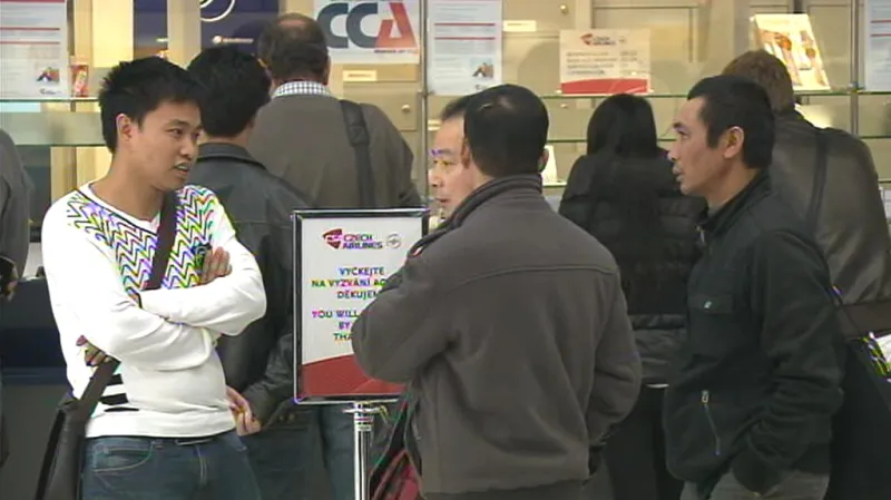 Cestující před přepážkou ČSA