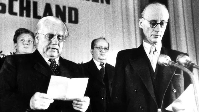 Wilhelm Pieck (vlevo) po zvolení prezidentem NDR 11. října 1949. Po jeho boku je předseda Sněmovny lidu (Volkskammer) Johannes Dieckmann