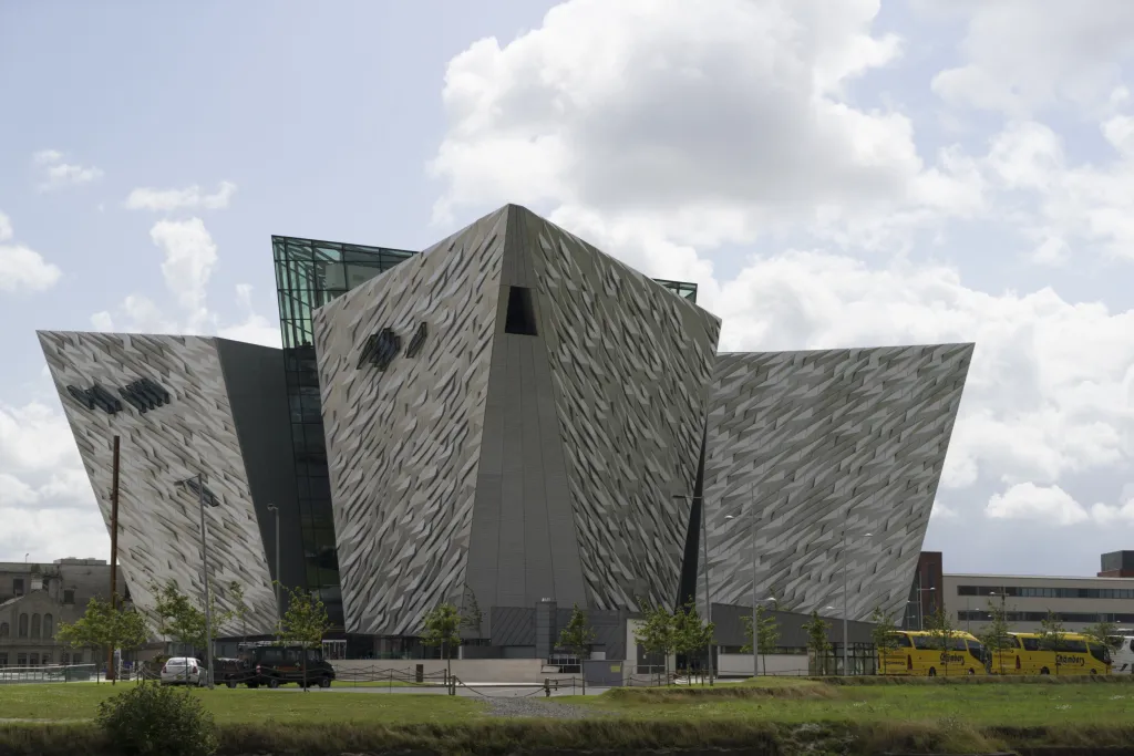 Titanic a jeho tragédie ve vědomí lidí stále žijí. A to i díky muzeu, které stojí v Belfastu na místě doků, kde místní dělníci loď postavili