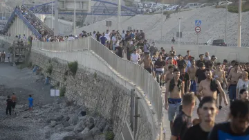 Tisíce Maročanů pronikly do španělského města Ceuta