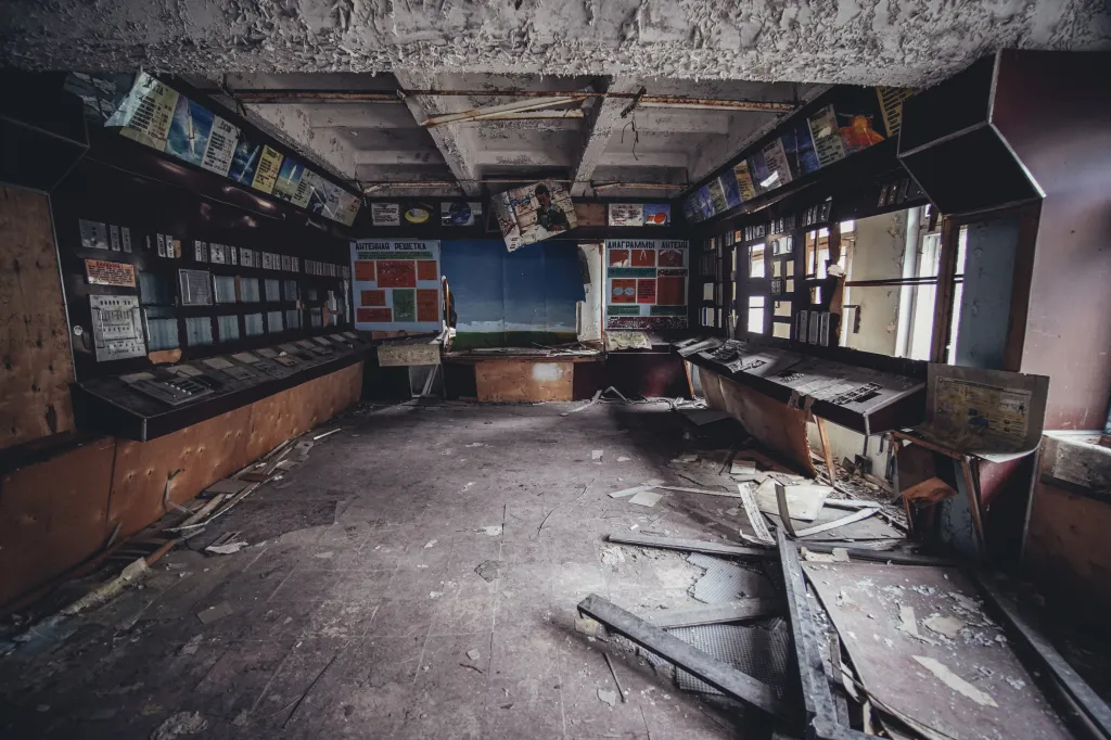 Jedna z místností využívaných jako učebny u radaru Duga, četné diagramy ukazují způsob, jakým anténa pracuje