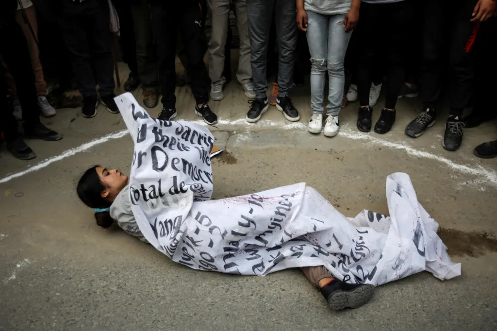 Protesty proti uvěznění myanmarské političky Aun Schan Su Ťij stále pokračují. A to nejen v Myanmaru, ale i v dalších asijských zemích. Na snímku jedna z demonstrantek v nepálském Káthmándú