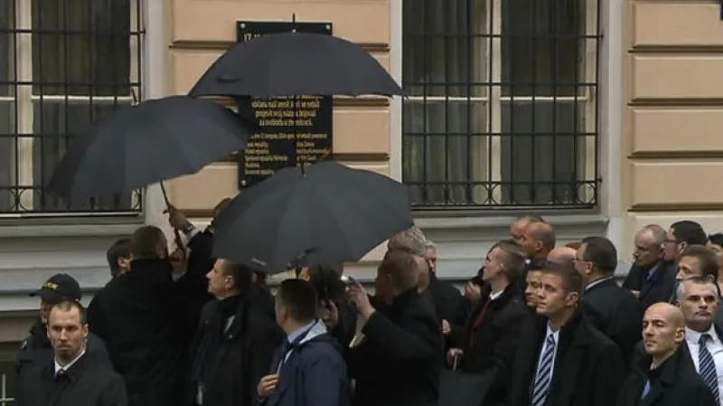 Albertov: „Nesahej na to!“, křičeli lidé na prezidenta