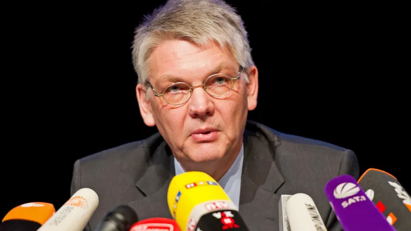 Státní zástupce Horst Bien na brífinku k Loveparade