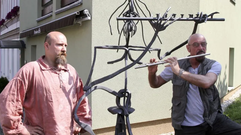 Ian Anderson z Jethro Tull u své nadživotní sochy v Karlových Varech