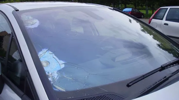 Kroupy rozbily skla zaparkovaných aut