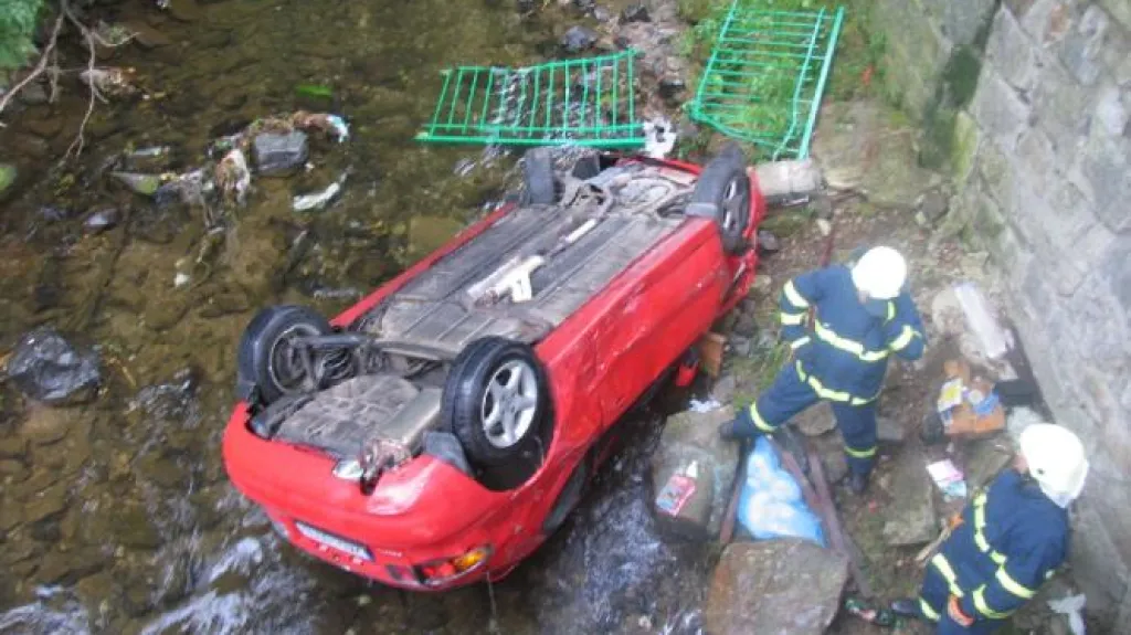 Auto spadlo do koryta řeky