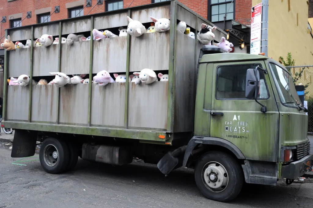 Na Banksyho popud projížděl v roce 2013 New Yorkem jateční náklaďák, z něhož se ozývalo kvílení plyšových zvířat