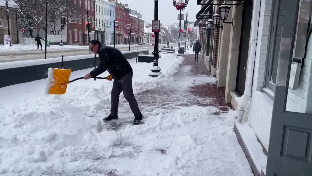 Nejen obyvatelé Washingtonu, D.C. se potýkají s nově napadaným sněhem