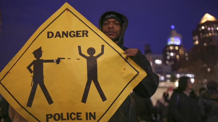 Protesty proti rozhodnutí neobvinit bělošského policistu z vraždy černošského mladíka