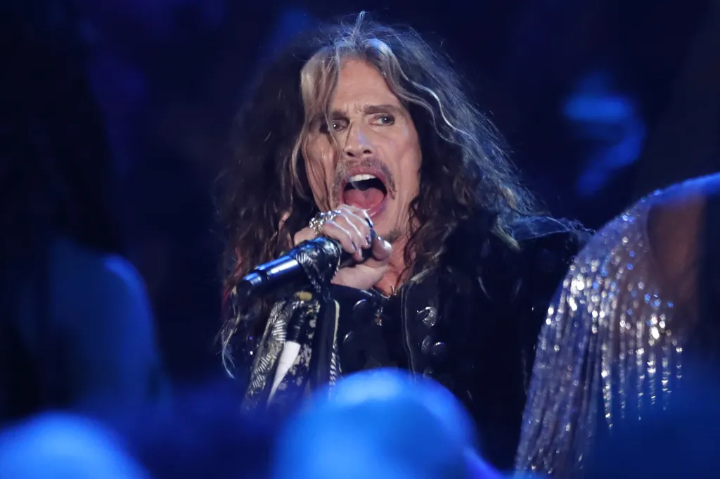 V dubnu 2024 soud nadobro zamítl žalobu, v níž byl zpěvák skupiny Aerosmith Steven Tyler obviněn, že v polovině sedmdesátých let dvakrát během jednoho dne sexuálně napadl tehdy sedmnáctiletou modelku Jeanne Bellinovou, a to v telefonní budce a poté v hotelu. S podáním žaloby čekala podle soudce příliš dlouho