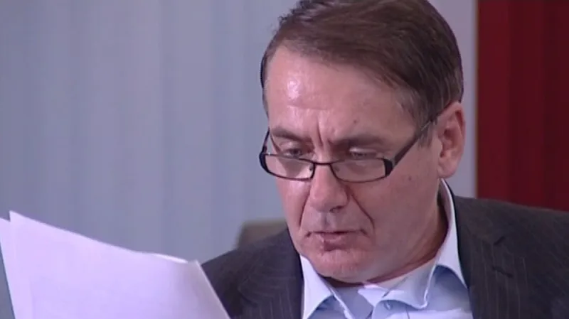 Profesor Hroch cituje s výhrůžných e-mailu