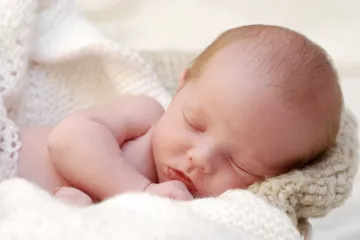 Počet předčasných porodů loni klesl. Ubylo také vícečetných těhotenství