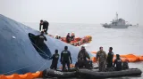 Záchranáři u potopeného trajektu