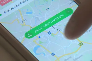 Hořící auta, výhrůžky zbraní. Spory taxikářů a řidičů alternativních taxislužeb se vyostřují