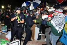 Policisté vyklidili propalestinský tábor na univerzitě v Los Angeles