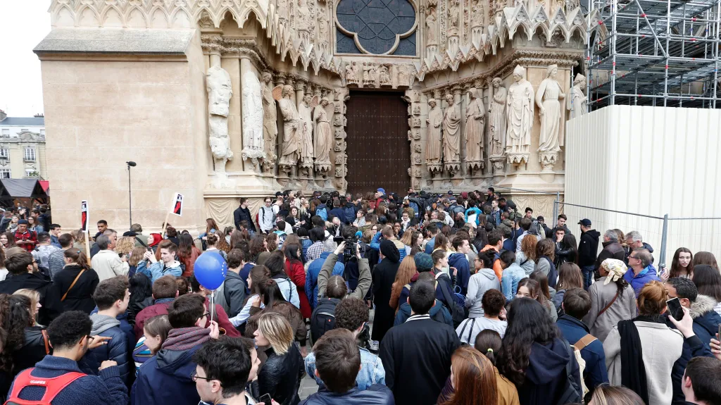 Lidé před katedrálou v Remeši protestují proti Le Penové