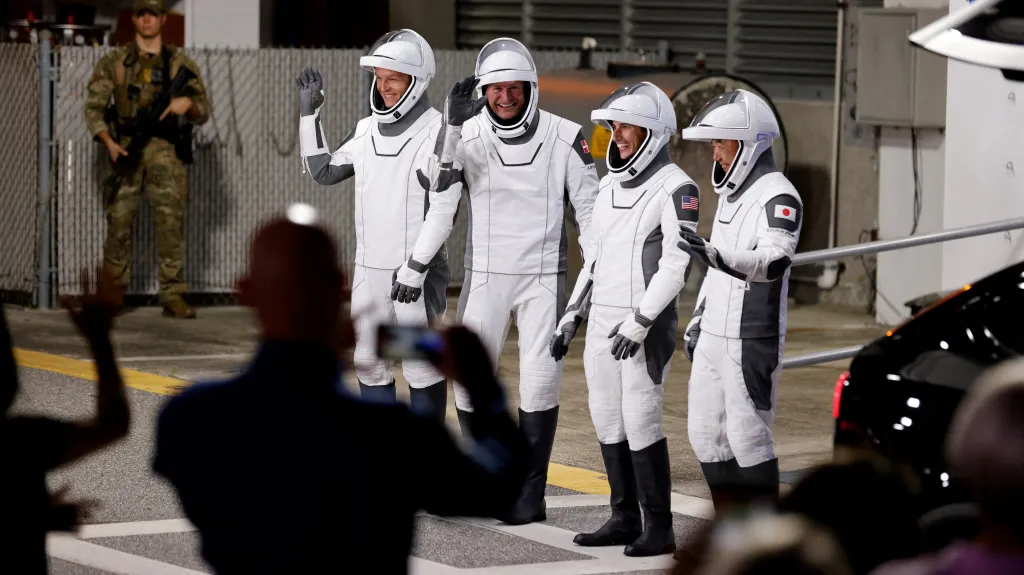 Astronauti před startem lodi Crew Dragon